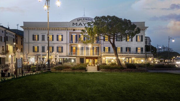 A hotel with a classic facade, outdoor seating, and a well-maintained lawn. - Hotel Mayer & Splendid – Wellness e Spa (Desenzano del Garda)