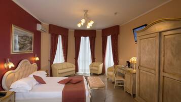 Suite Junior | Minibar, una cassaforte in camera, una scrivania, postazione laptop