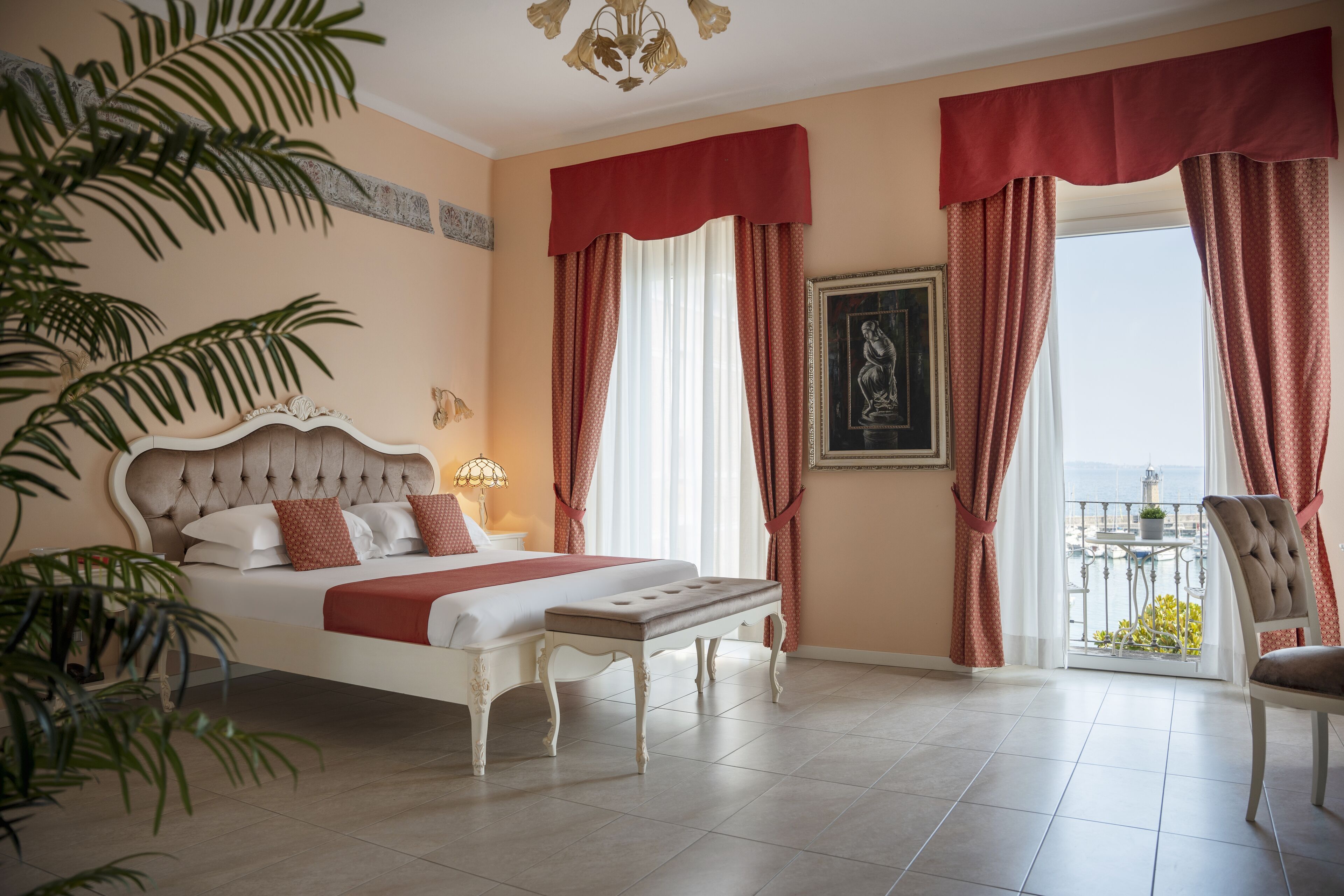 Suite Junior | Minibar, una cassaforte in camera, una scrivania, postazione laptop