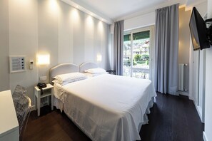 Camera Comfort con letto matrimoniale o 2 letti singoli, balcone, vista giardino | 1 camera, minibar, una cassaforte in camera, una scrivania