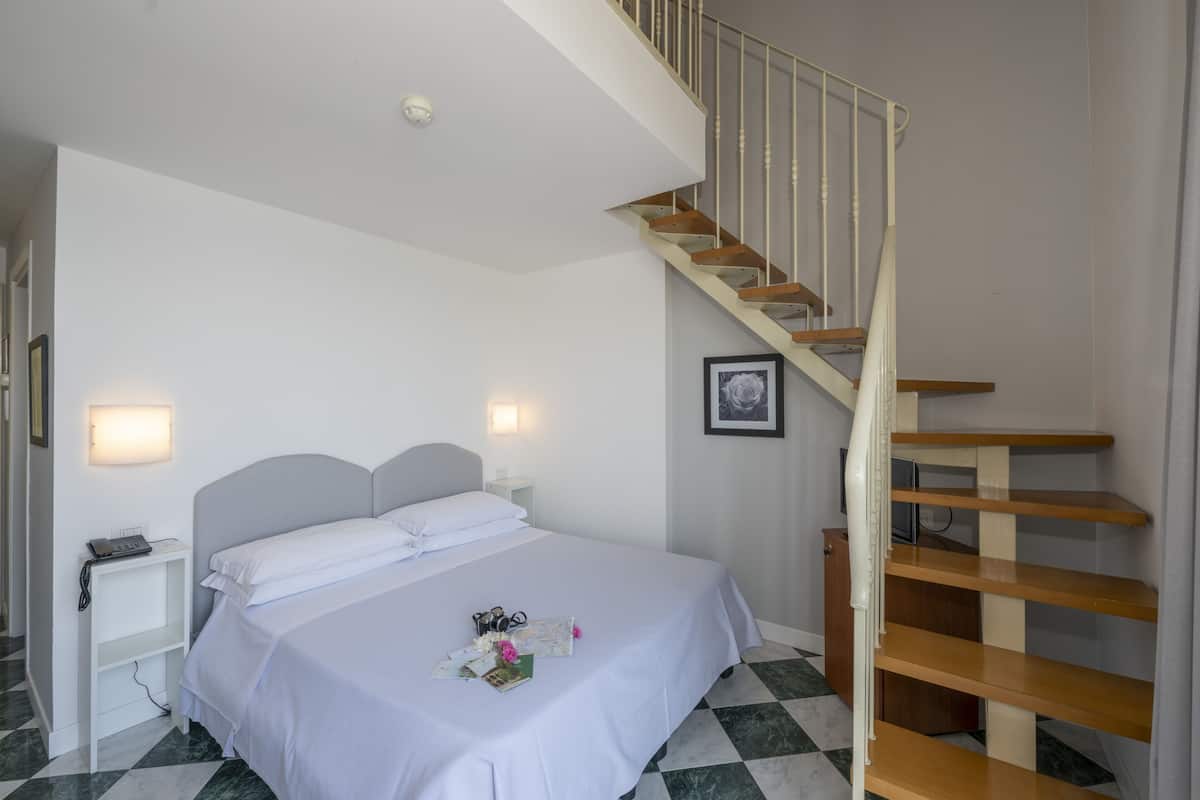 Familie studio suite | 1 slaapkamer, een minibar, een kluis op de kamer, een bureau