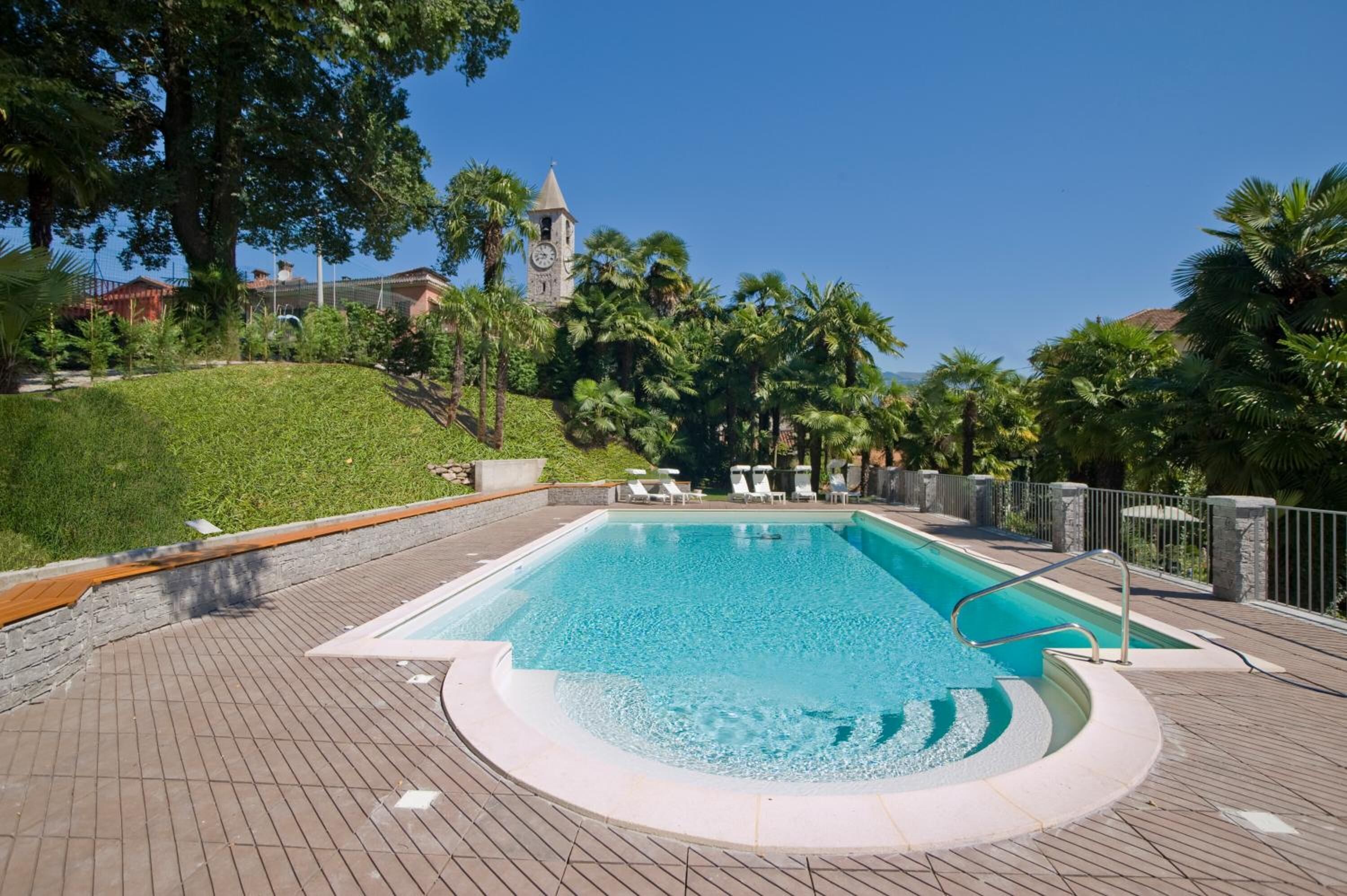 季節性室外泳池；躺椅