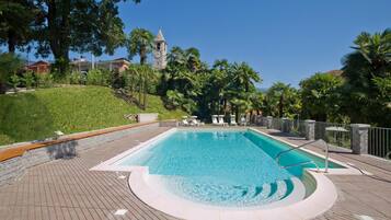 季節性室外泳池;躺椅