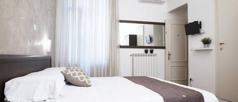 Triple Room | In-room safe, desk, soundproofing, iron/ironing board