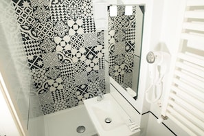 Shower, hair dryer, towels - Hotel Capri (Rome)