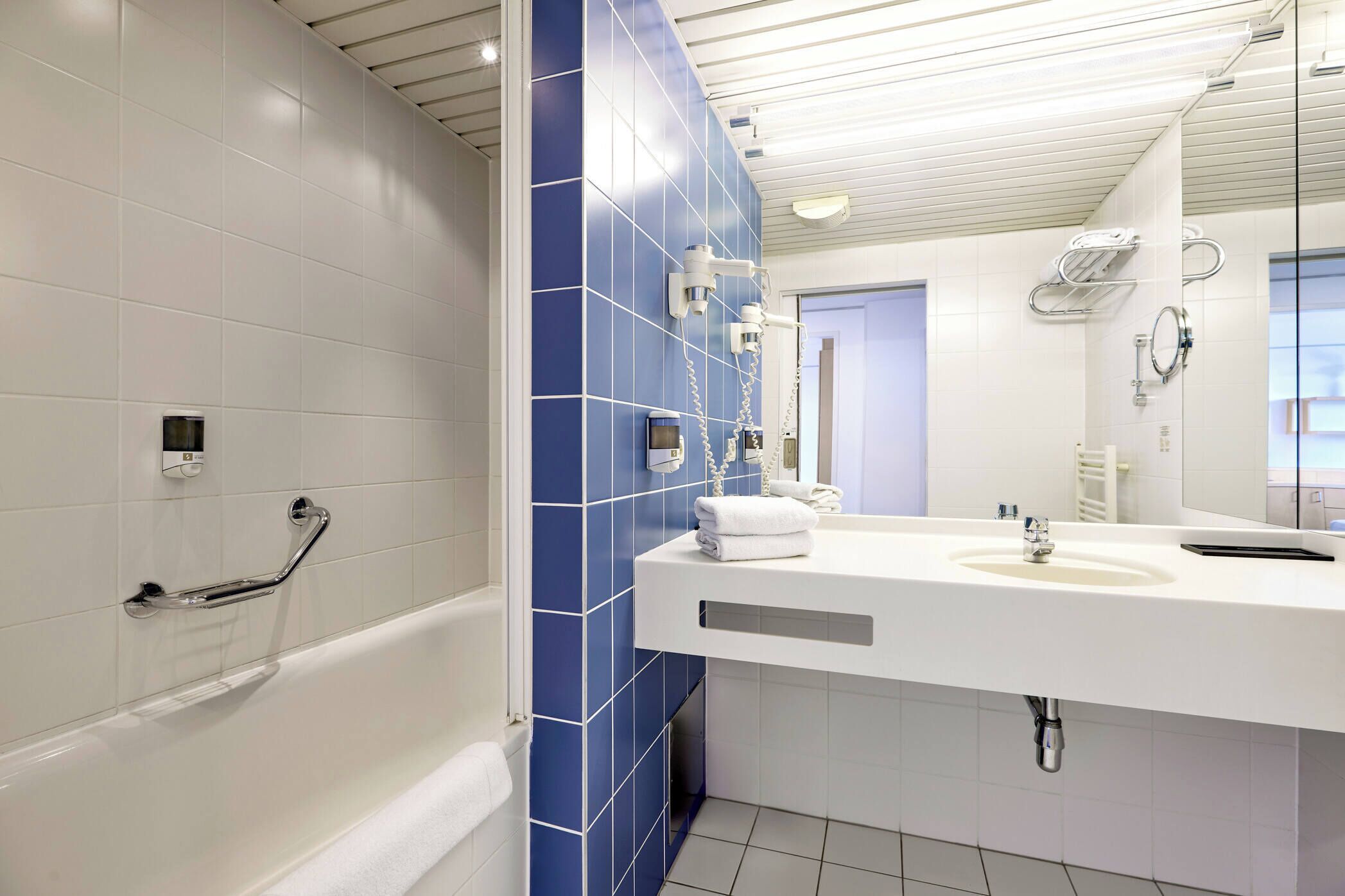 junior suite | bathroom | bathtub, deep-soaking bathtub, free toiletries, hair dryer