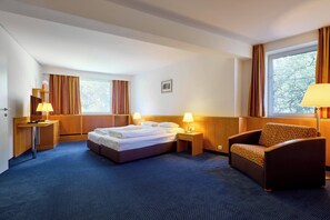 Classic-sviitti | Ylelliset vuodevaatteet, tallelokero huoneessa, työpöytä