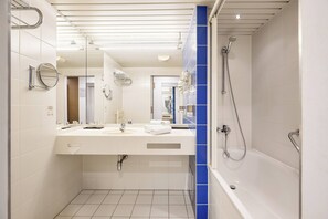 Doppelzimmer | Badezimmer | Badewanne, Komfortbadewanne, kostenlose Toilettenartikel, Haartrockner
