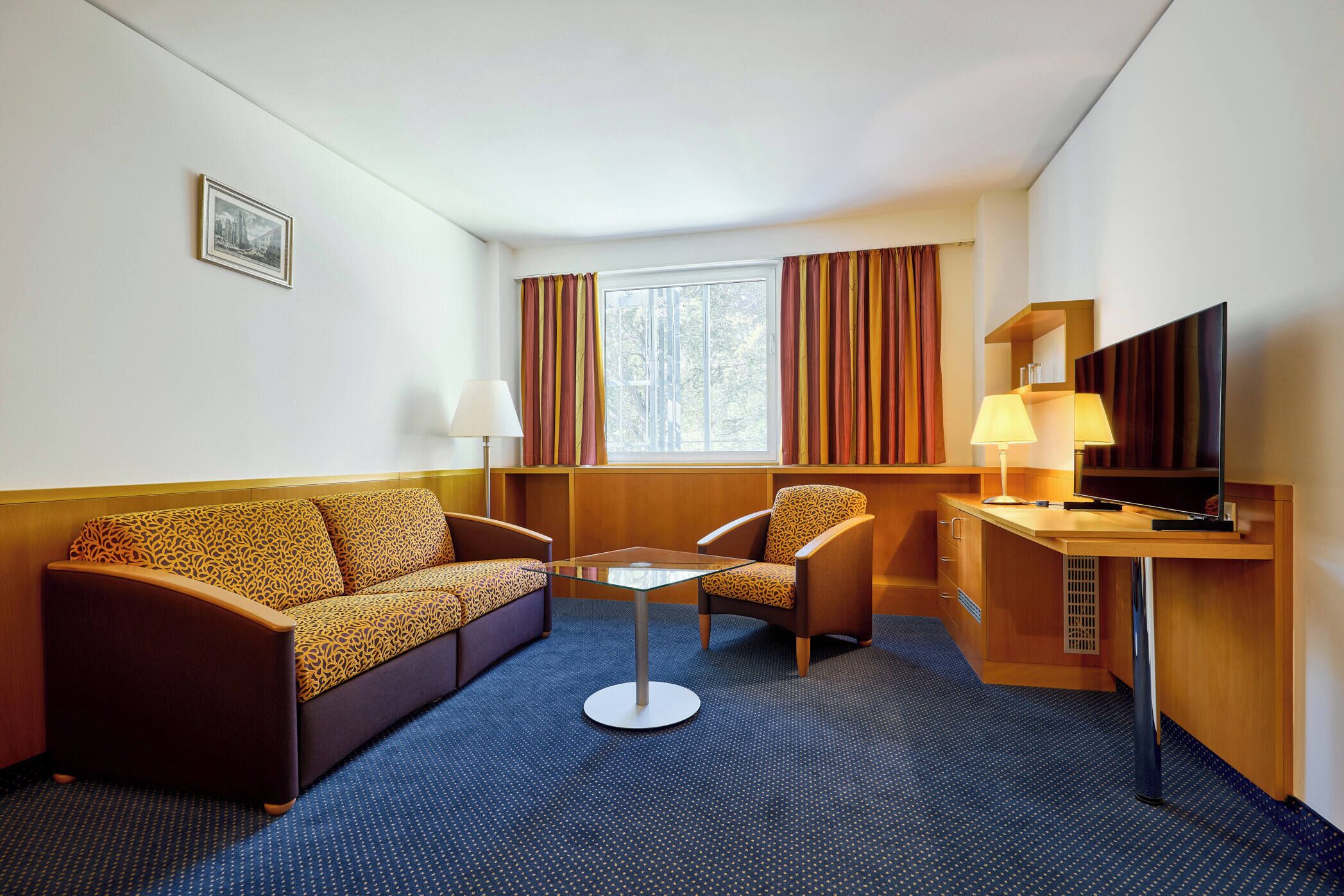 Phòng Suite phong cách cổ điển | Bộ đồ giường cao cấp, két bảo mật tại phòng, bàn 