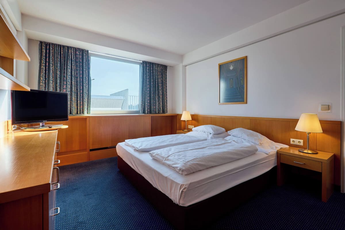 Junior Suite | 1 bedroom, premium bedding, minibar, in-room safe