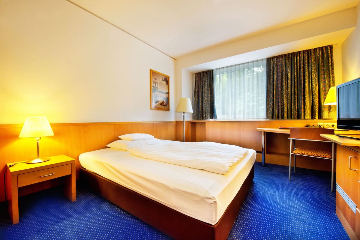 Single Room | 1 bedroom, premium bedding, minibar, in-room safe
