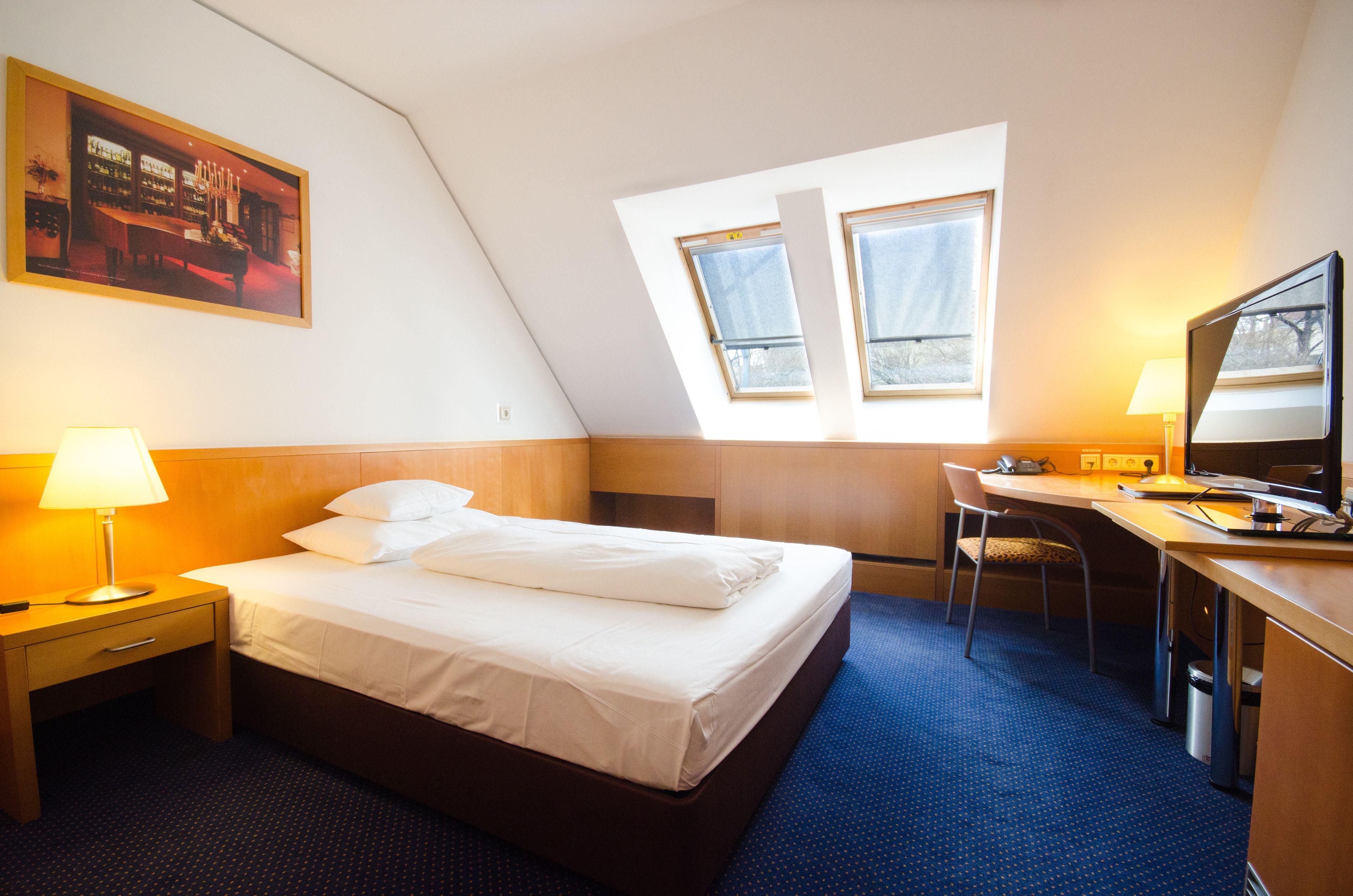 single room | living area | lcd tv