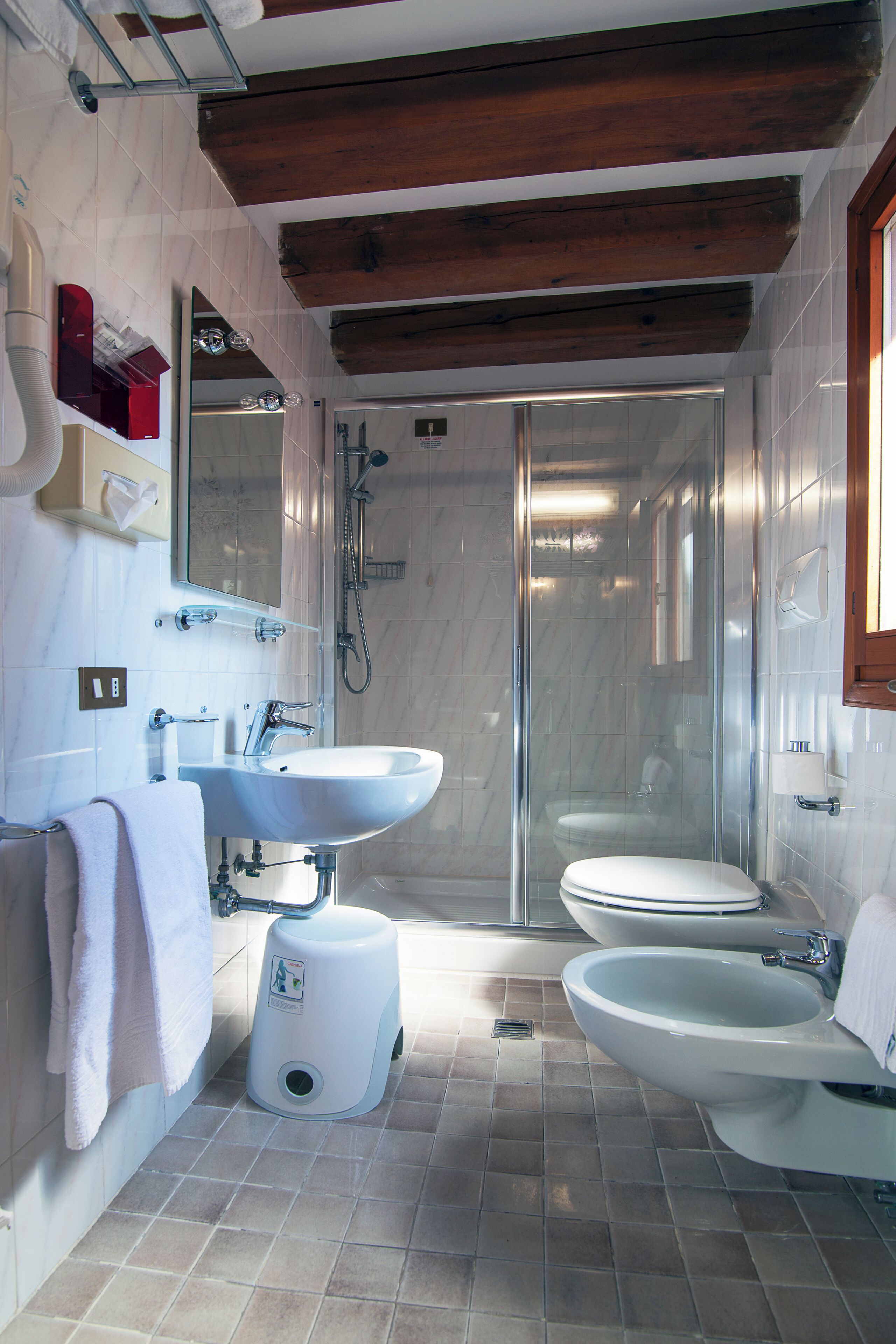 Habitación clásica doble | Baño | Ducha, artículos de higiene personal gratuitos y secador de pelo