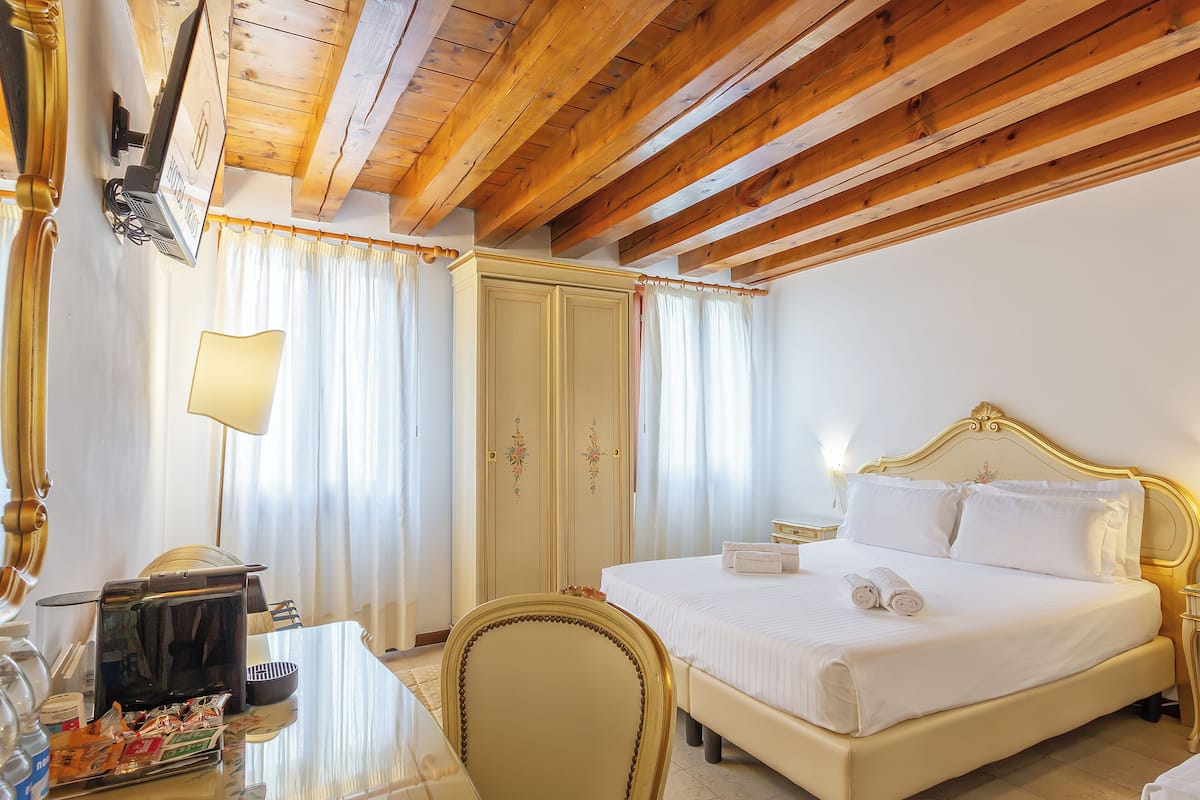 Habitación triple estándar | Ropa de cama hipoalergénica y tabla de planchar con plancha