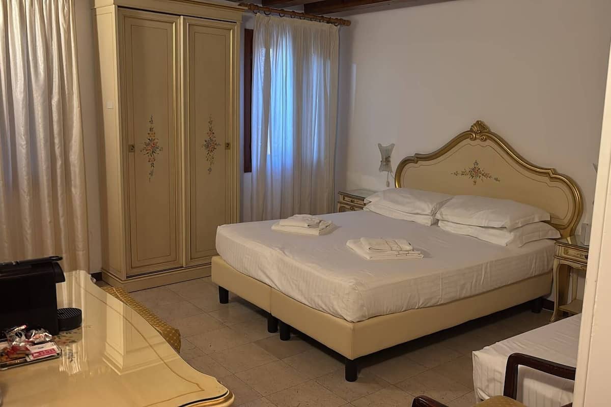 Ropa de cama hipoalergénica y tabla de planchar con plancha