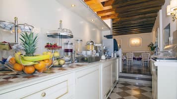 Se ofrece un desayuno continental (13 EUR por persona)