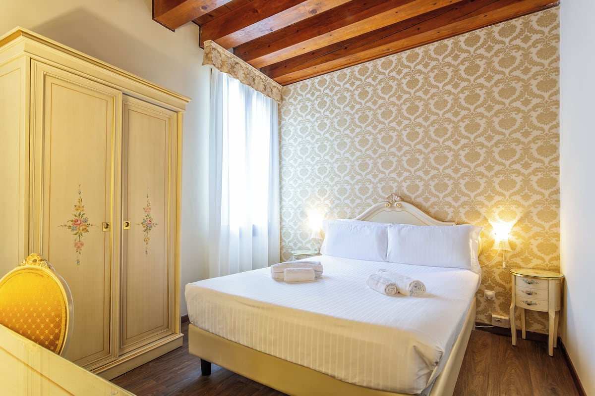 Habitación doble clásica | Ropa de cama hipoalergénica y tabla de planchar con plancha