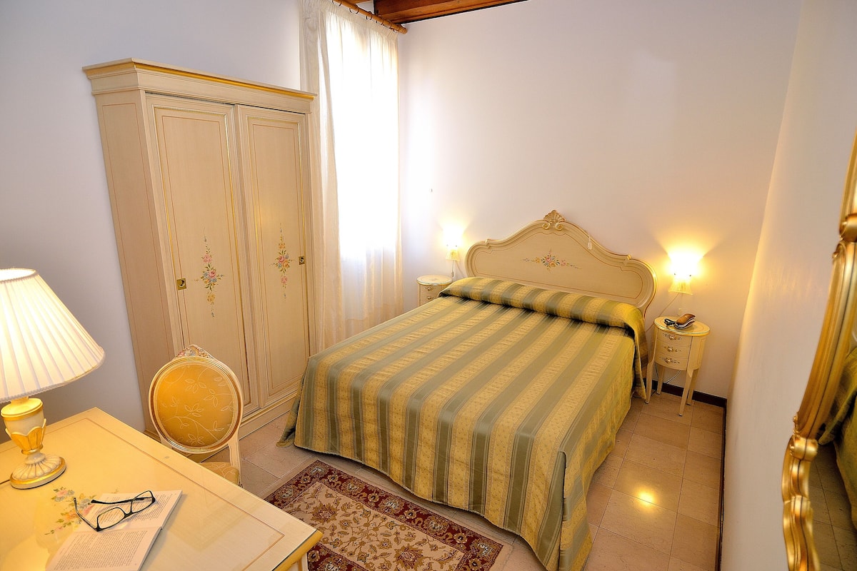 Camera Standard con letto matrimoniale o 2 letti singoli | Minibar, una cassaforte in camera, Wi-Fi gratuito, lenzuola