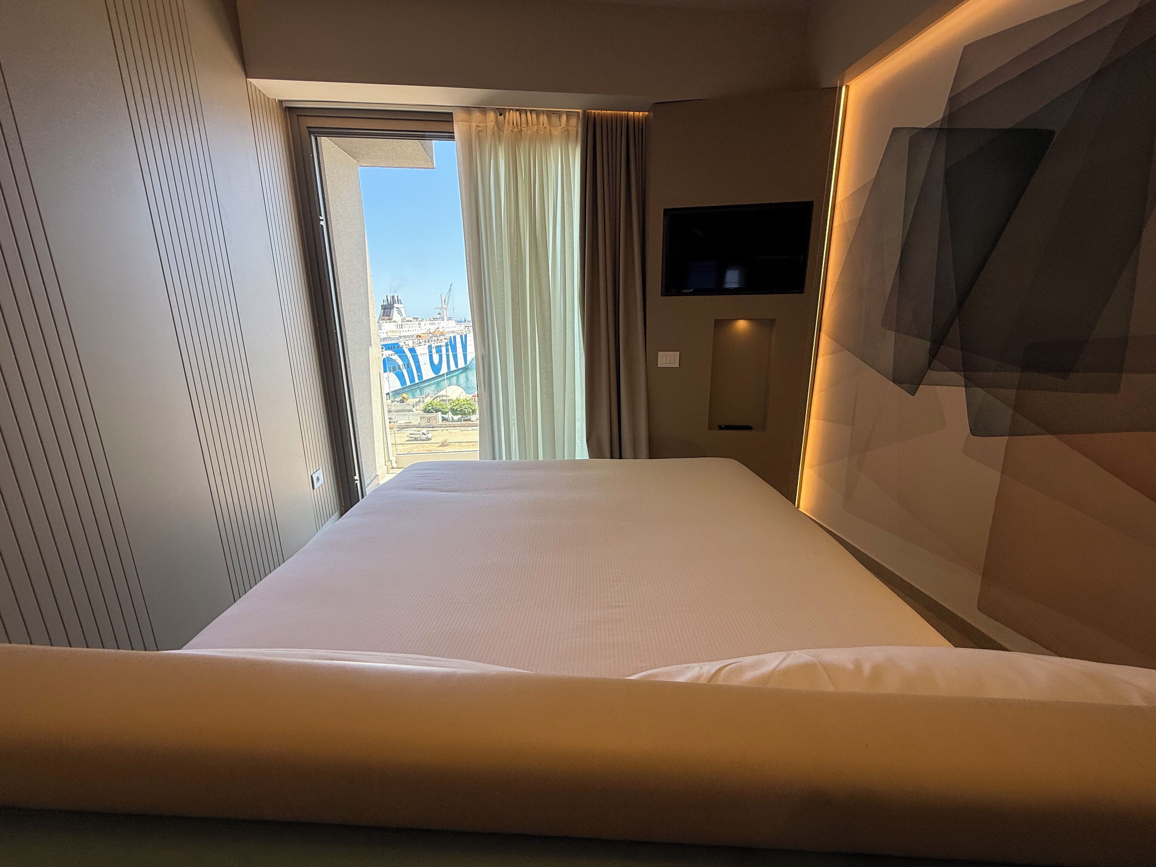 panoramic room, balcony, harbour view | in-room safe, desk, blackout curtains, soundproofing