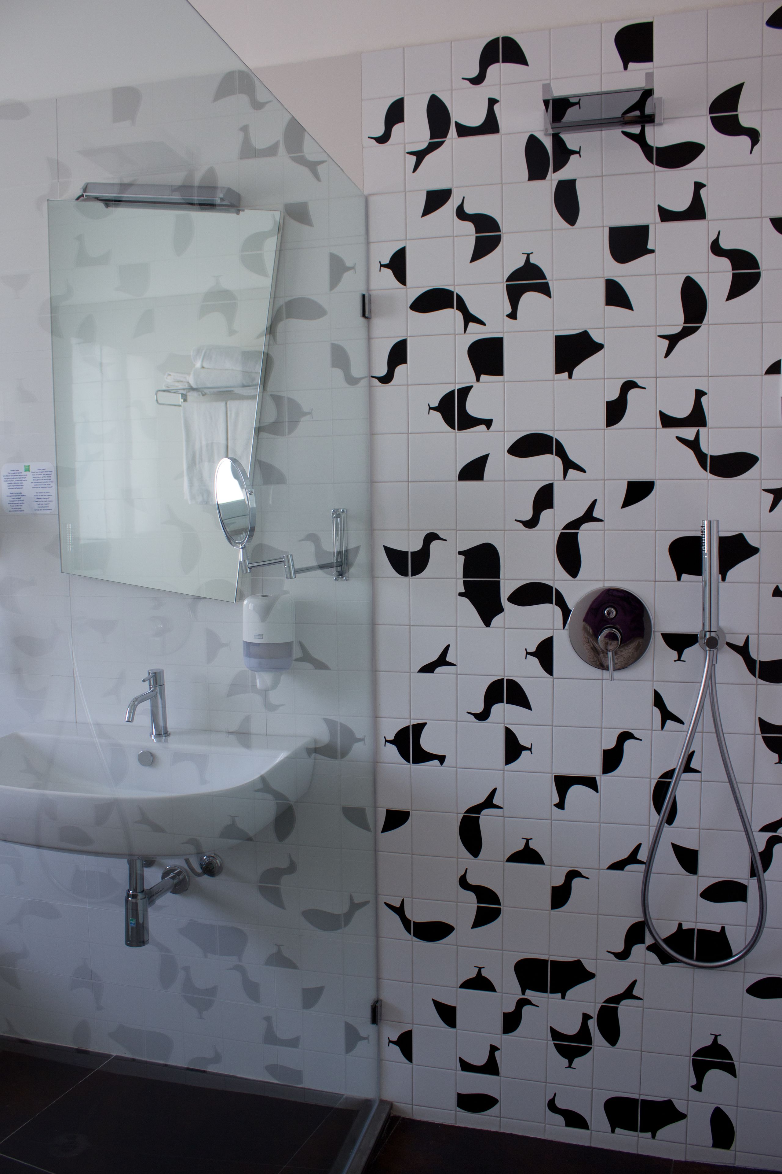 Une salle de bain avec un lavabo, un miroir et une douche.