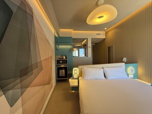 Panorama kamer, balkon, uitzicht op haven | Een kluis op de kamer, een bureau, verduisterende gordijnen