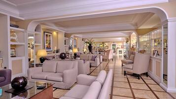 Coin salon dans le hall