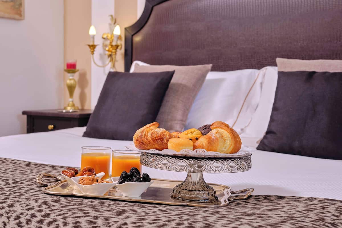 1 bedroom, hypo-allergenic bedding, down duvets, minibar