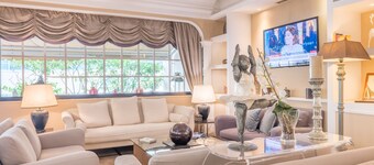 โรงแรมมาร์ตินีโอลเบีย