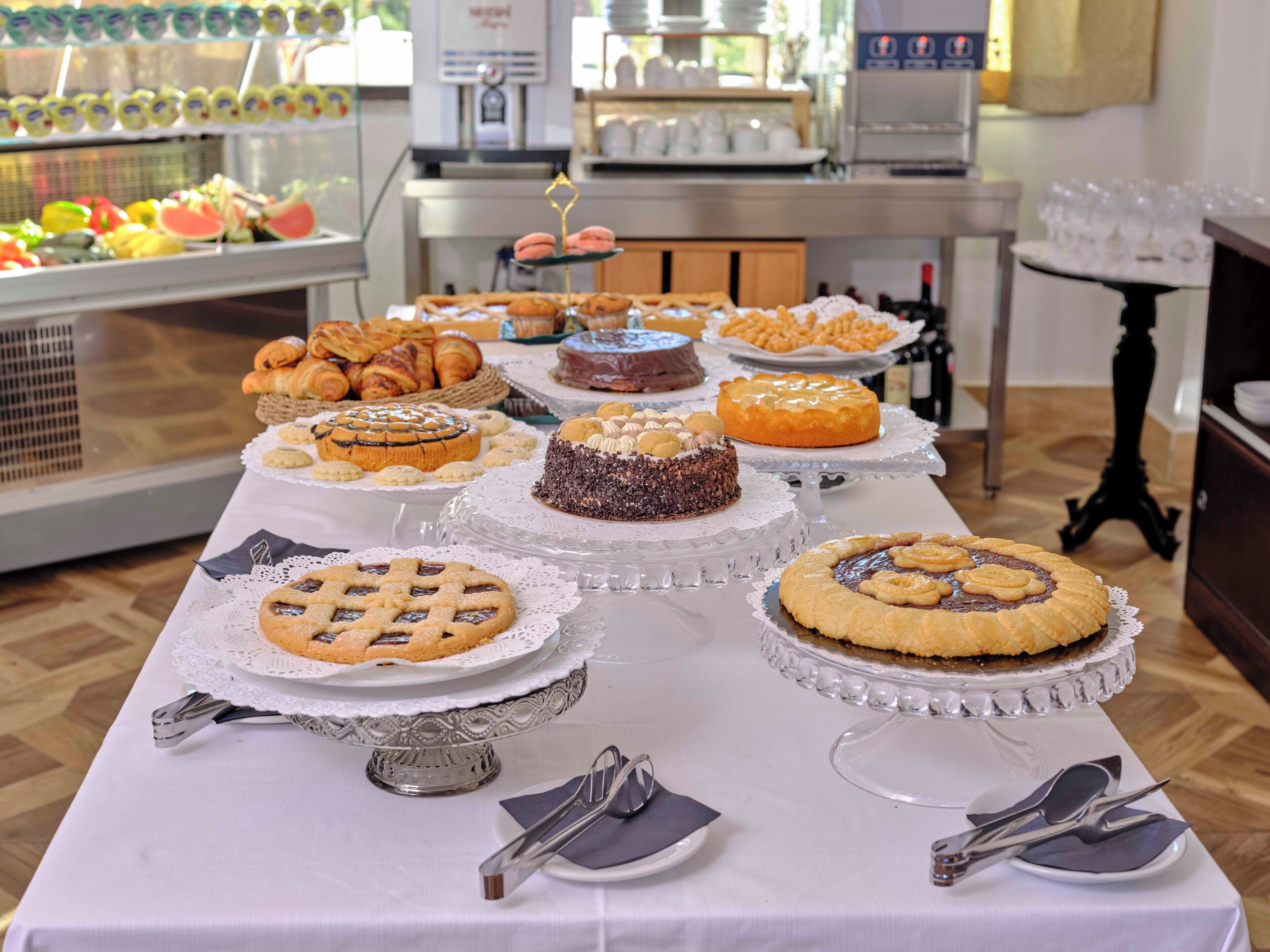 Café da manhã com buffet grátis todos os dias
