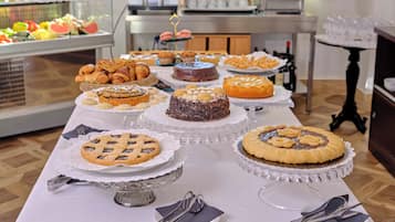 Café da manhã com buffet grátis todos os dias