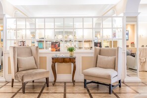 Coin salon dans le hall