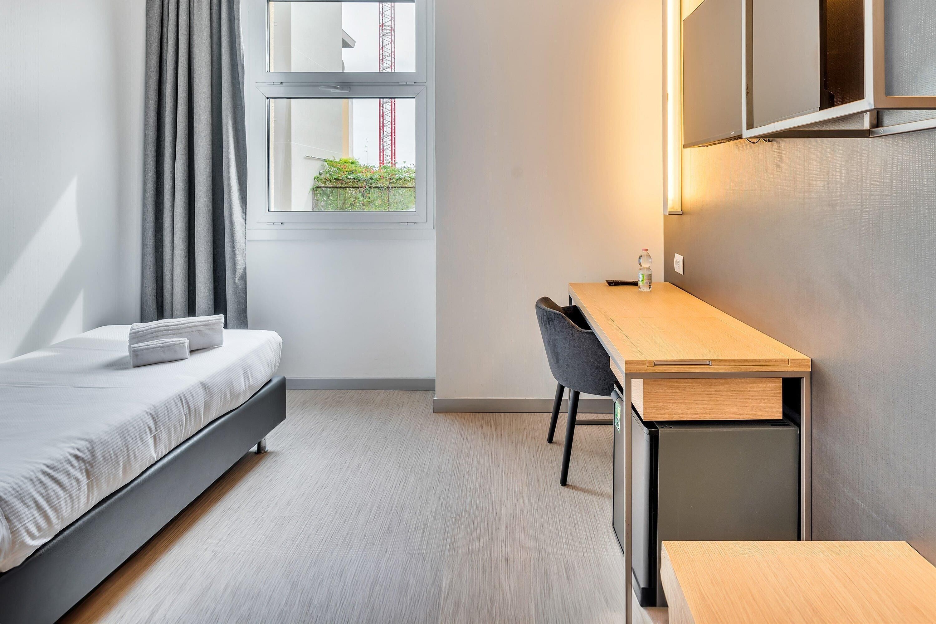 Enkeltrom – standard | Safe på rommet, individuelt innredet og skrivebord