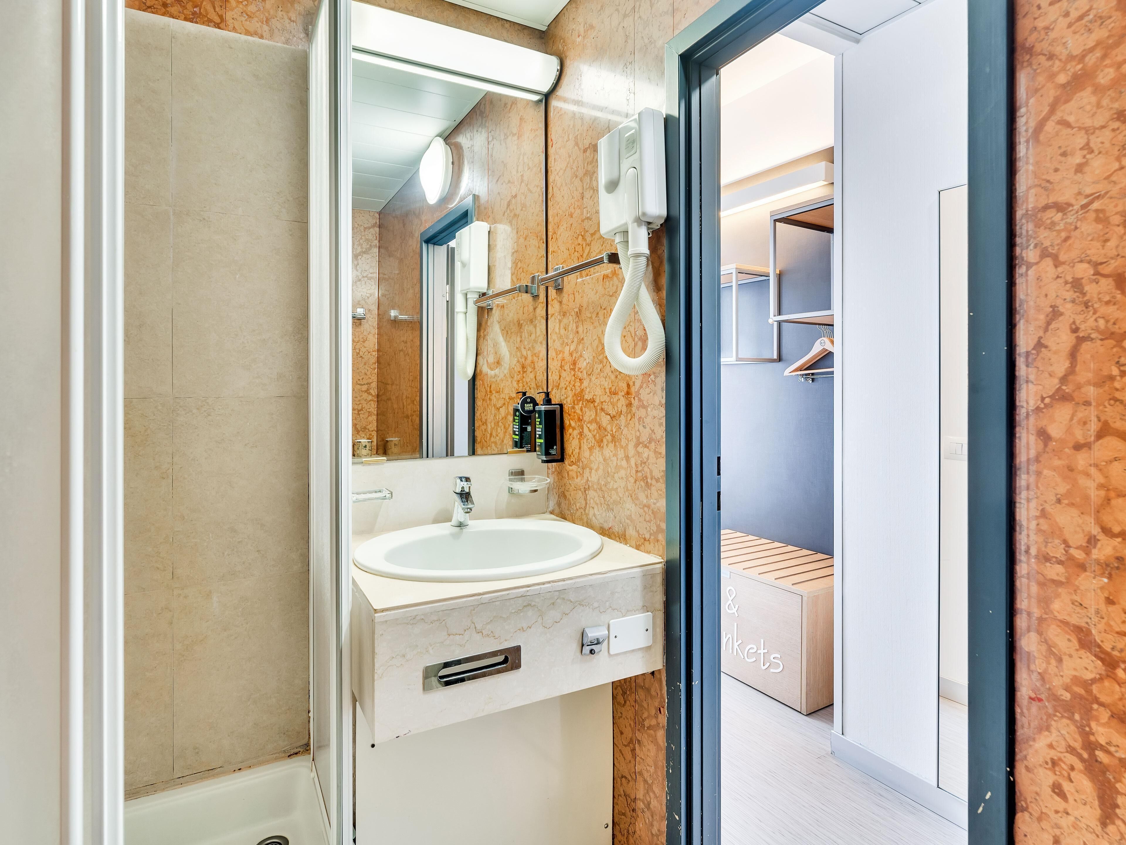 standard single room | bathroom | shower, free toiletries, hair dryer, bidet