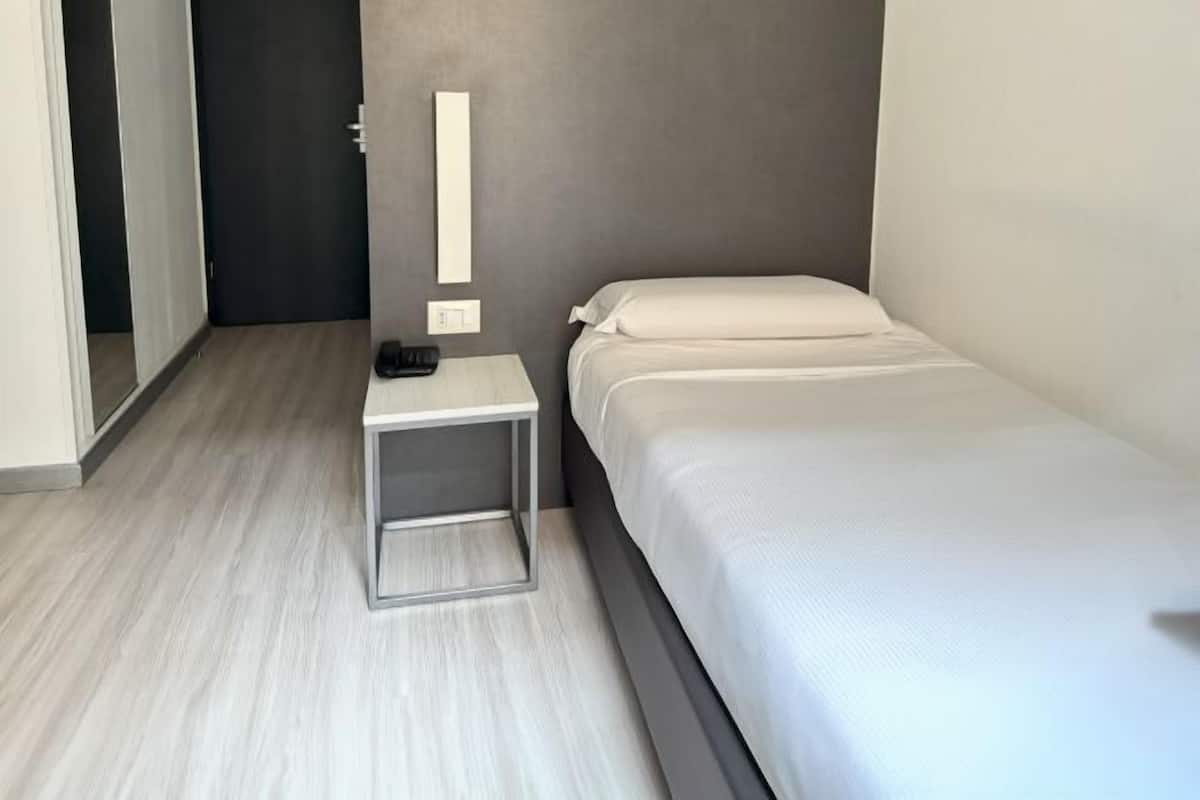 Cofres nos quartos, individualmente mobiliados, escrivaninha