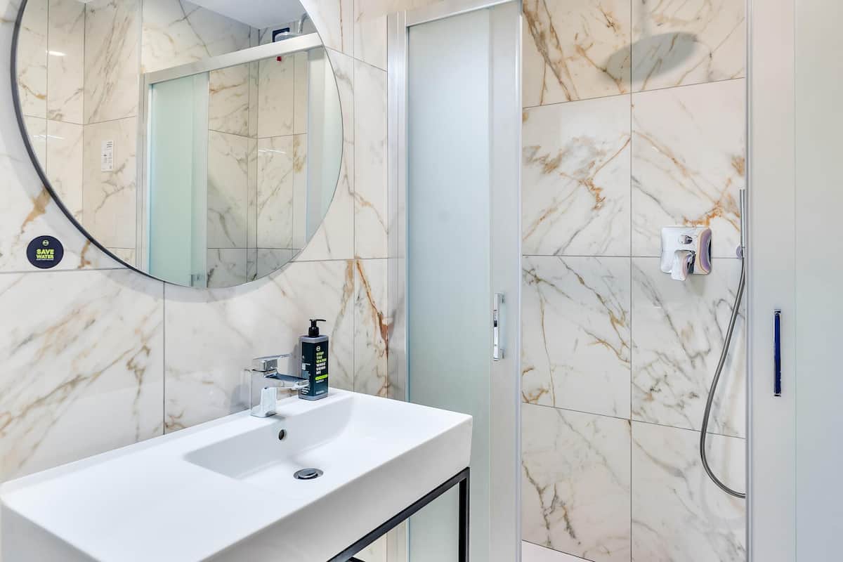 Caja de seguridad en la habitación, muebles diferentes y escritorio