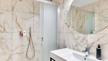 Standard Twin Room | Bathroom | Shower, free toiletries, hair dryer, bidet