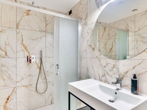 Quarto duplo standard | Banheiro | Chuveiro, produtos de toalete grátis, secador de cabelo, bidê