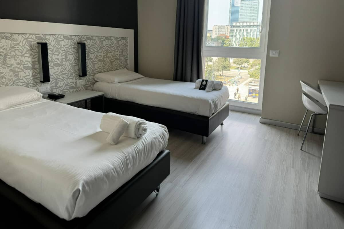 Kamar Twin Standar | Brankas, dilengkapi dengan perabotan berbeda-beda, dan meja kerja