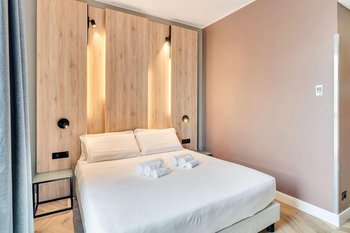 Habitación doble superior | Caja de seguridad en la habitación, muebles diferentes y escritorio