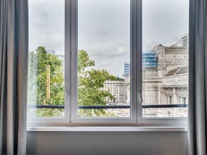 Tremannsrom – standard | Safe på rommet, individuelt innredet og skrivebord