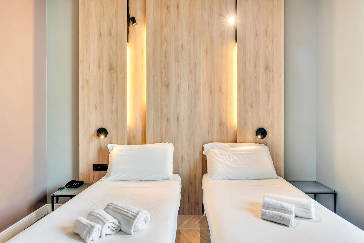 Quarto duplo superior | Cofres nos quartos, individualmente mobiliados, escrivaninha