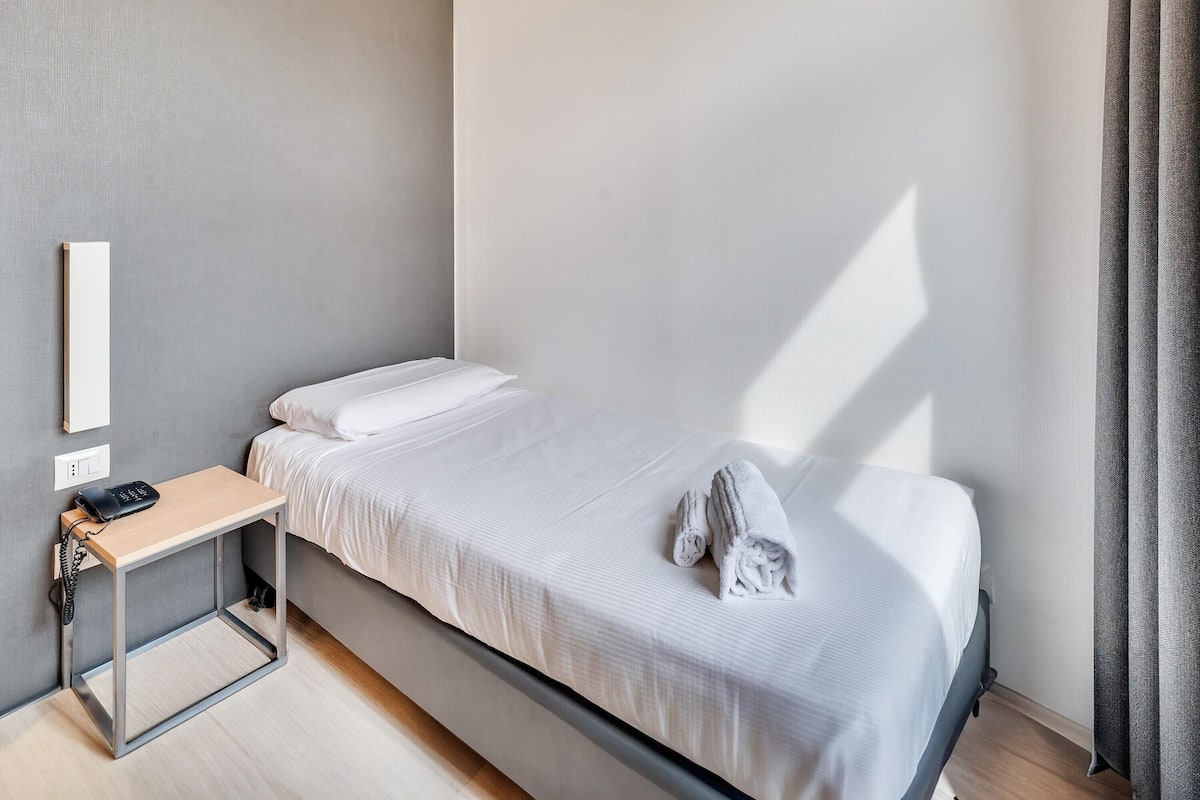 Een kluis op de kamer, individueel gemeubileerd, een bureau