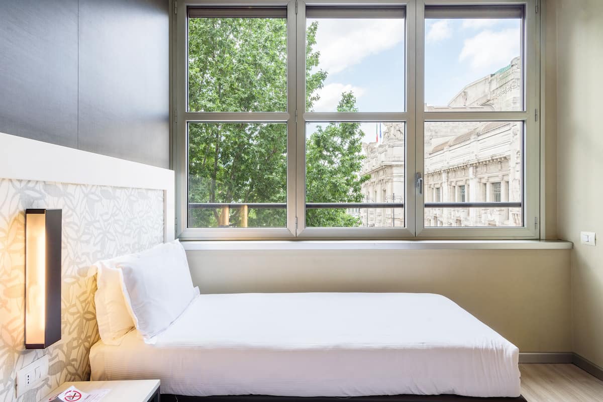 In-room safe, individually furnished, desk, laptop workspace