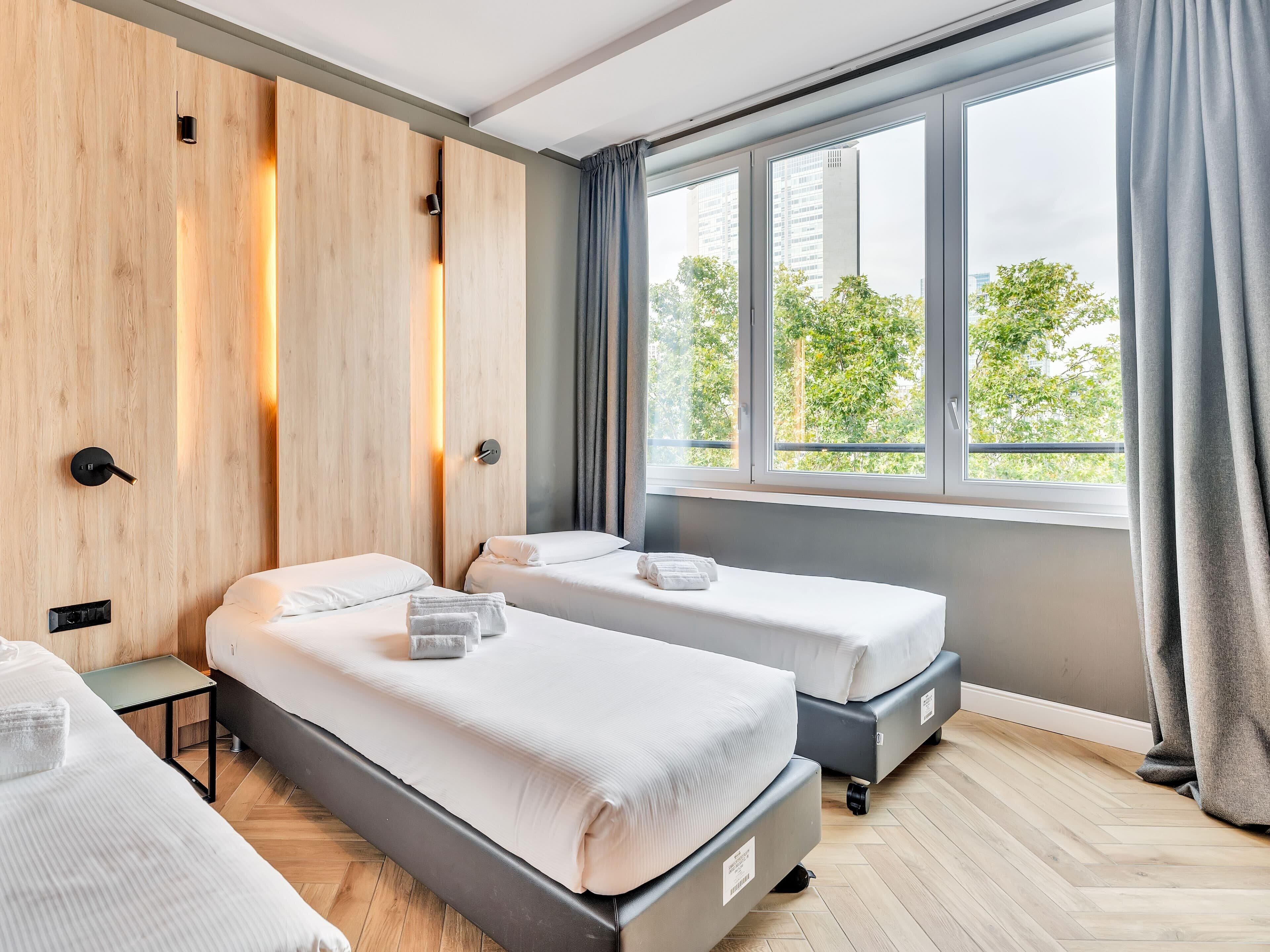 Kamar Triple Standar | Brankas, dilengkapi dengan perabotan berbeda-beda, dan meja kerja