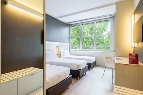 In-room safe, individually furnished, desk, laptop workspace. B&B Hotel Milano Aosta