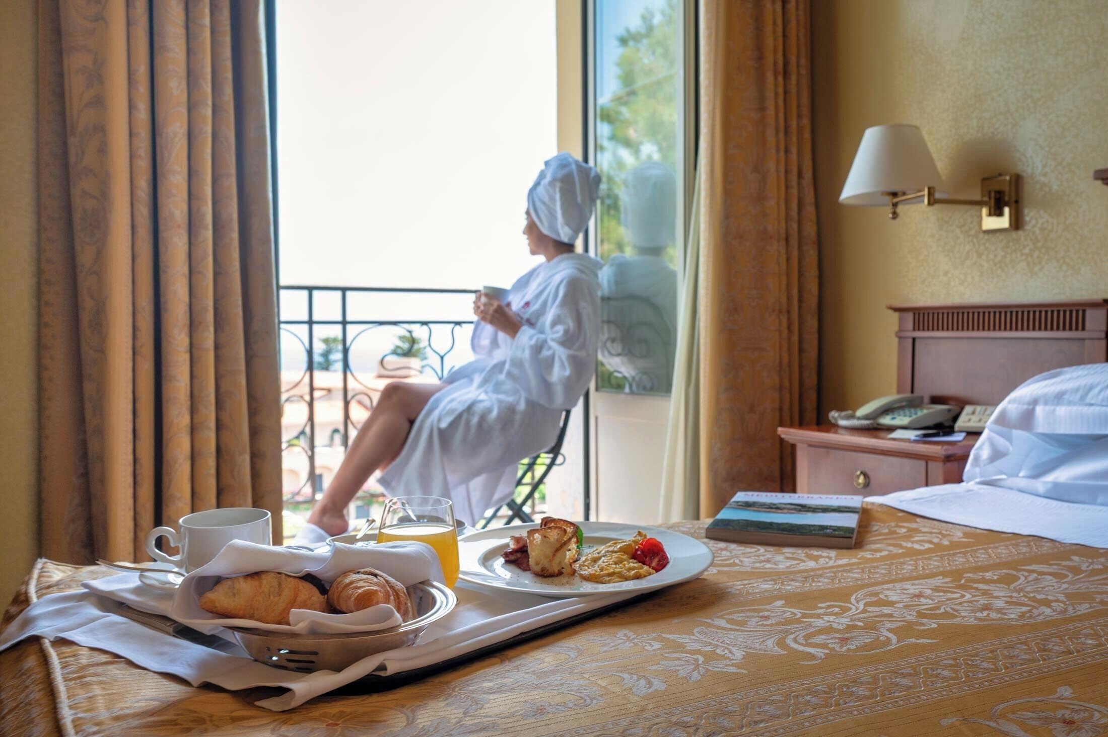 double room, sea view (elegance) | in-room dining