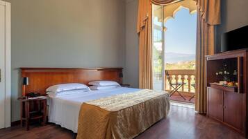 Deluxe Double Room | Egyptian cotton sheets, premium bedding, down comforters, minibar