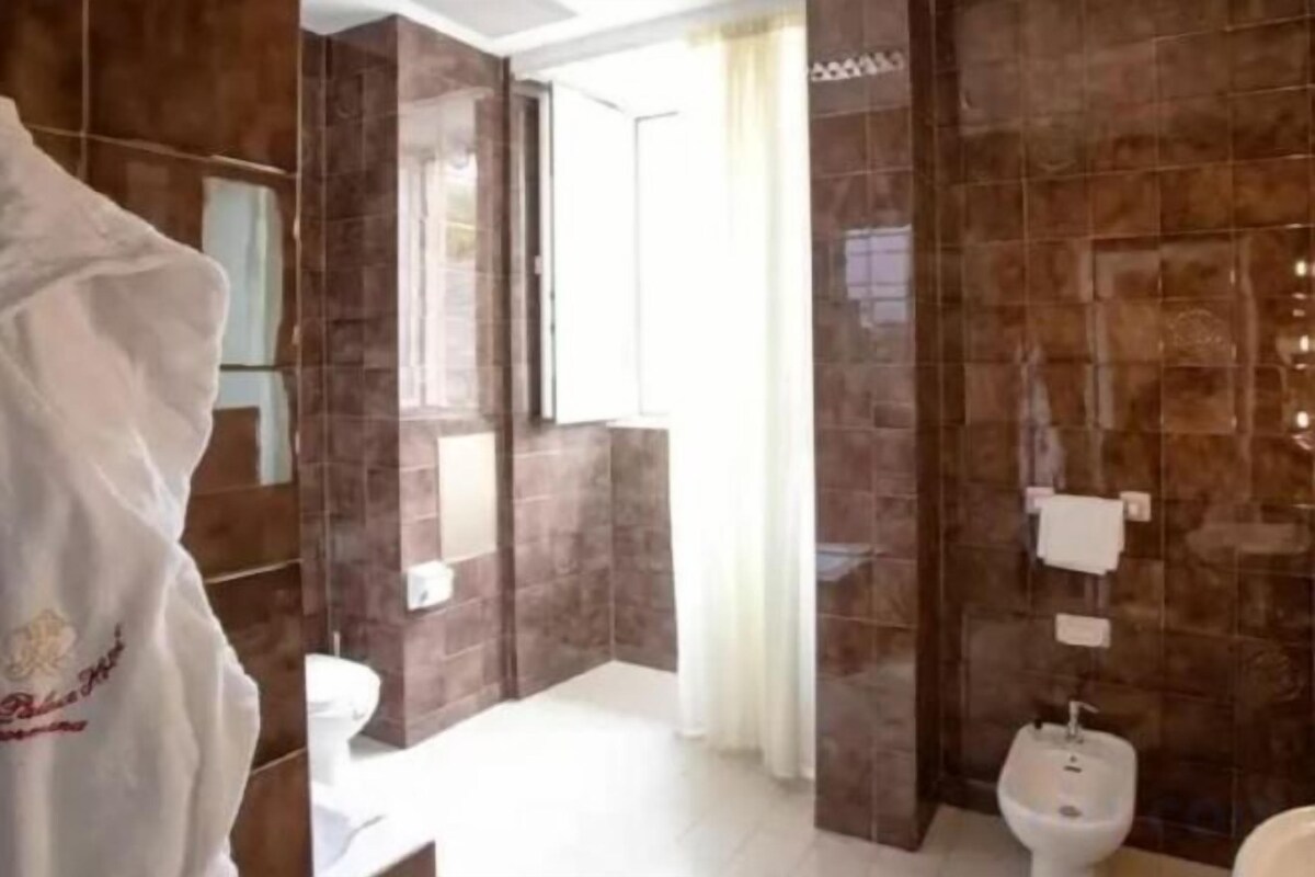 Artículos de tocador de diseñador, secador de pelo, bidet, toallas
