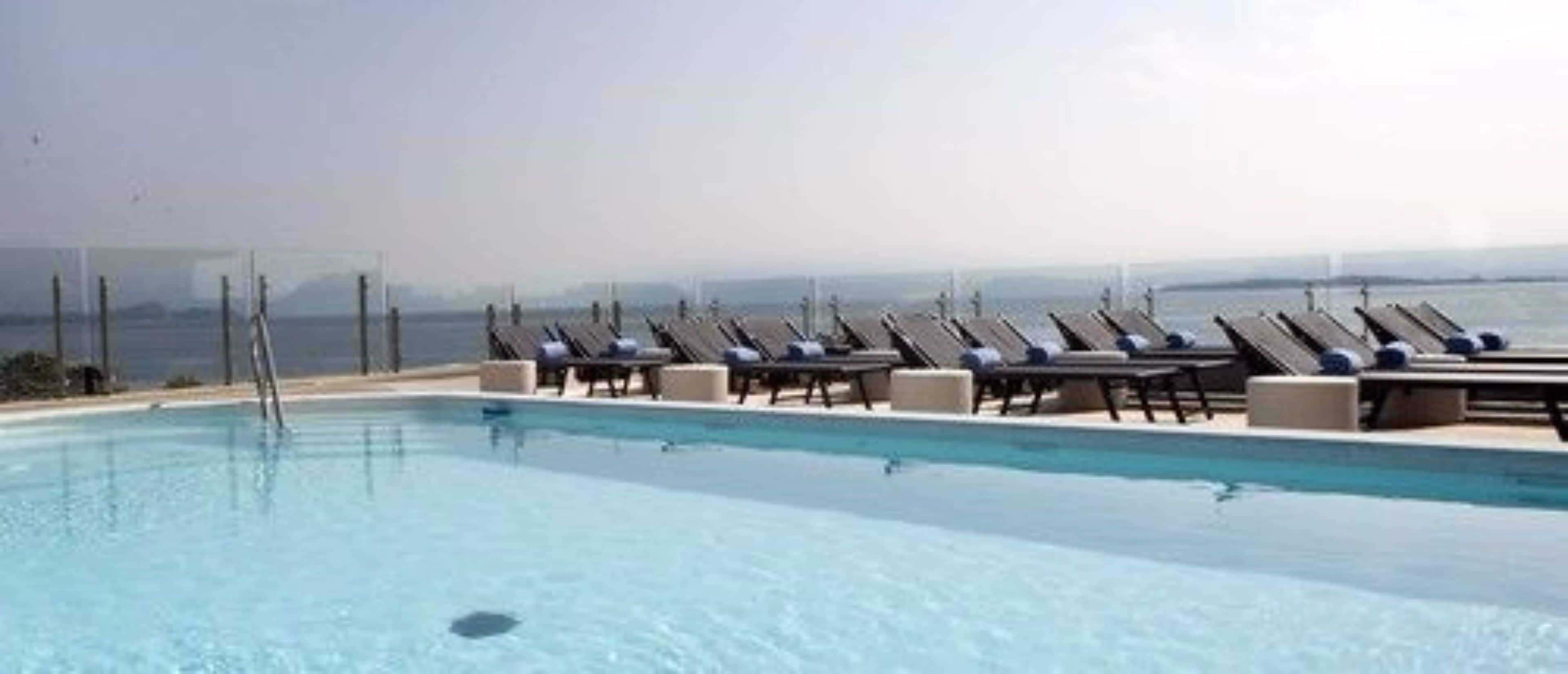 屋外プール、プール パラソル、サンラウンジャー