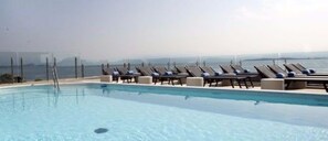 Außenpool, Sonnenschirme, Liegestühle